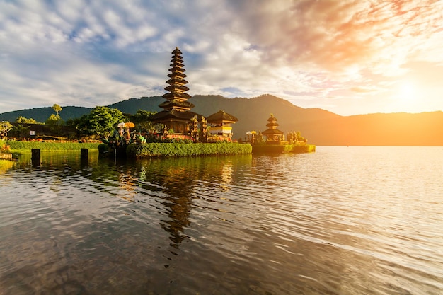 Pura Ulun Danu Bratan templo hindu na paisagem do lago Bratan uma das famosas atrações turísticas em Bali Indonésia