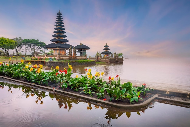 Foto pura ulun danu templo em um lago beratan bali