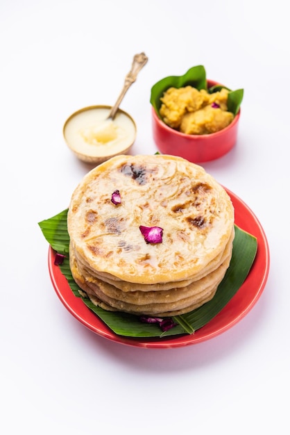 Foto puran poli puran roti holige obbattu o bobbattlu es un pan plano dulce indio de maharashtra