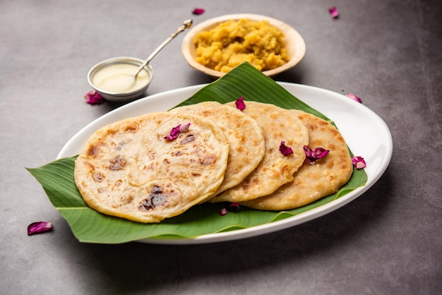 Puran poli Puran roti Holige Obbattu oder Bobbattlu ist indisches süßes Fladenbrot aus Maharashtra