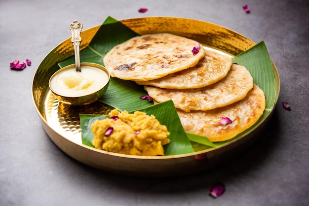 Puran poli Puran roti Holige Obbattu oder Bobbattlu ist indisches süßes Fladenbrot aus Maharashtra