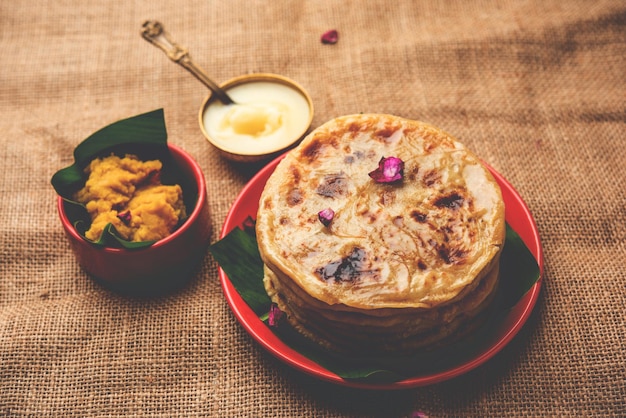 Puran poli Puran roti Holige Obbattu oder Bobbattlu ist indisches süßes Fladenbrot aus Maharashtra