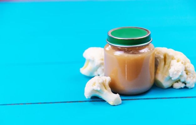 Puré para bebé con verduras. Enfoque selectivo alimentos.