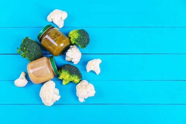 Puré para bebé con verduras. Enfoque selectivo alimentos.