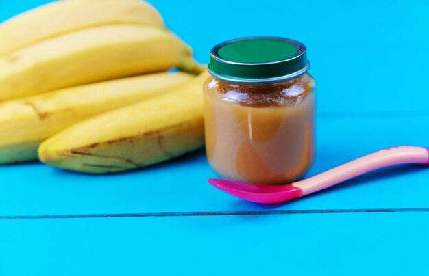 Puré para bebés con frutas, enfoque selectivo, alimentos.