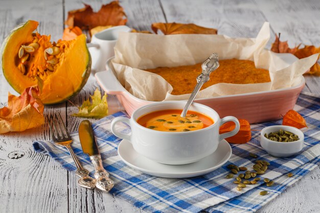 Foto puré de calabaza con especias en una mesa de madera