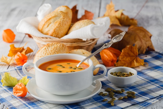 Puré de calabaza con especias en una mesa de madera