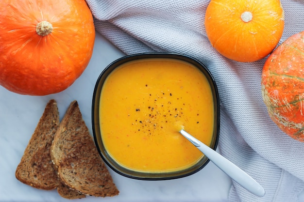 Foto puré de calabaza con picatostes y calabazas a continuación, vista superior