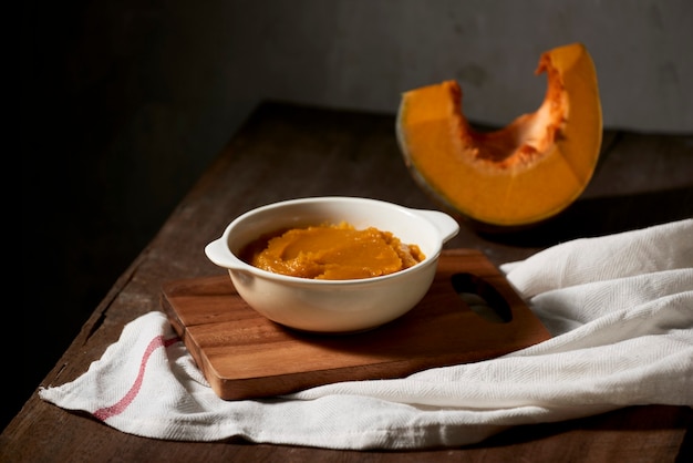 Puré de calabaza en un recipiente sobre la mesa de madera