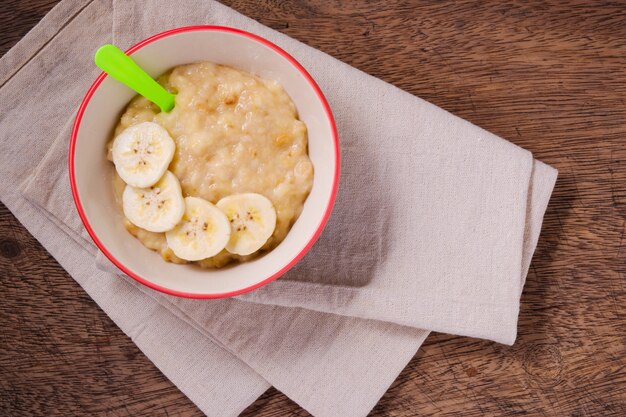 Purê de bananas na tigela e copie o espaço .topview food