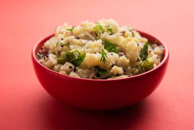 Purê de batata com curry picante conhecido como aloo ka bharta ou chokha ou sabzi, popular no norte da índia. servido em uma tigela