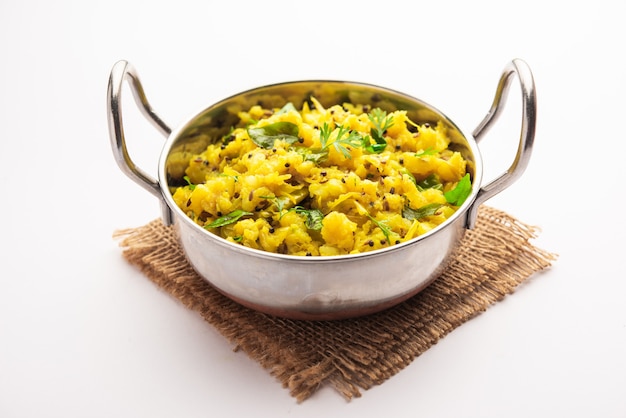 Purê de batata com curry picante conhecido como Aloo ka bharta ou chokha ou sabzi, popular no norte da Índia. servido em uma tigela