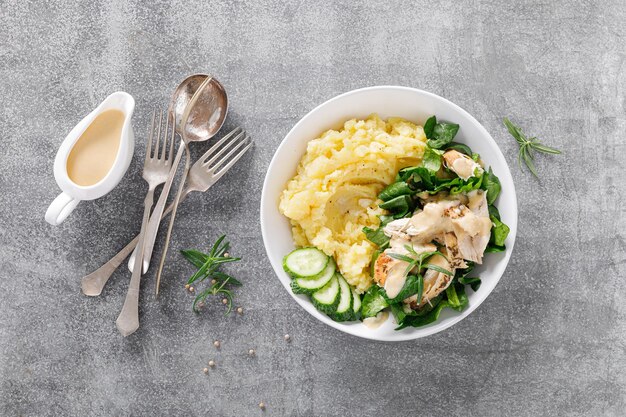 Purê de batata com frango grelhado e salada de espinafre