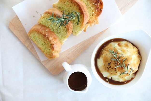 Purê de batata com molho e pão