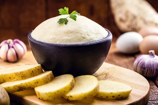 Purê de batata, creme de batata em cozinha rústica