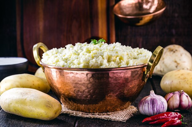 Purê de batata, creme de batata na cozinha rústica, na panela rústica de cobre