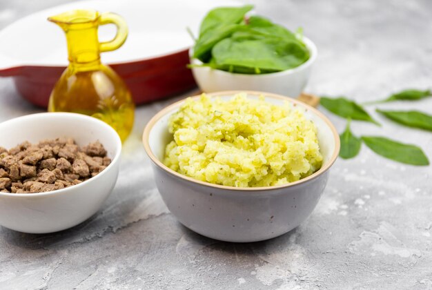 purê de batata cremoso com ervas frescas e carne picada