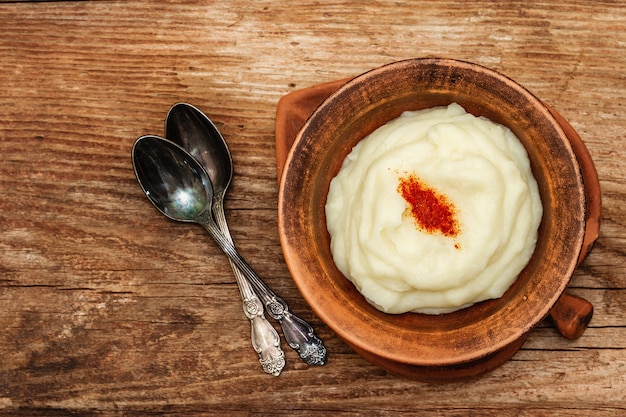 Purê de batata em uma tigela de cerâmica antiga