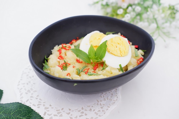 puré de batatas com ovos como fundo