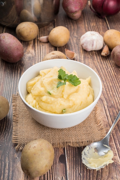 Foto purê de batatas em uma tigela branca