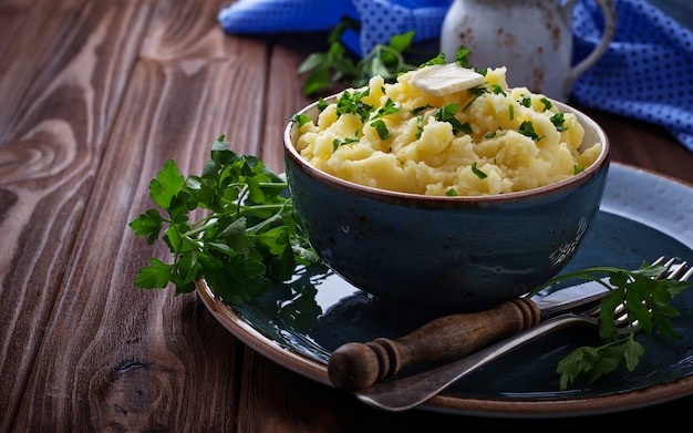 Purê de batatas na tigela azul