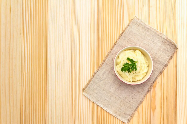 Purê de batatas quentes em uma tigela de cerâmica com salsa fresca