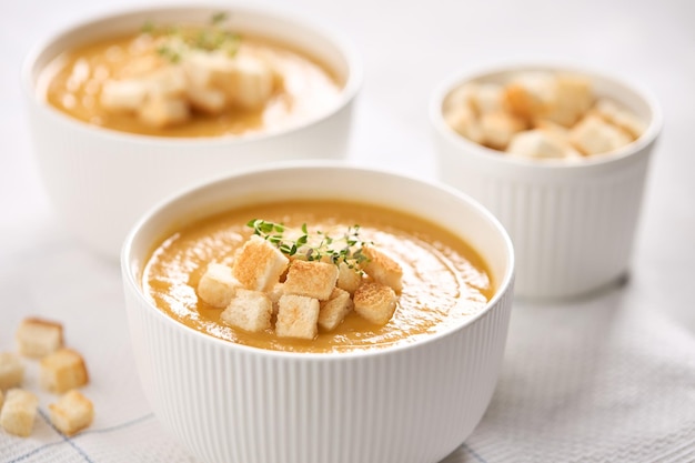 Purê de sopa de abóbora com croutons Closeup Sopa de legumes