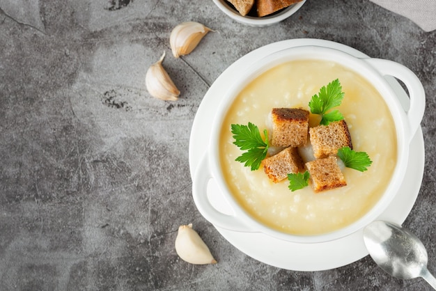 Purê de sopa de batata de couve-flor em fundo de pedra Sopa cremosa de couve-flor com crouton de pão torrado