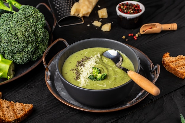 Purê de sopa de brócolis de vegetais verdes