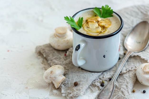 Purê de sopa de cogumelos caseiro com cogumelos fritos