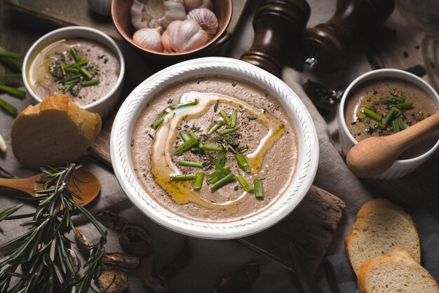 Purê de sopa de cogumelos em tigelas de cerâmica vista superior