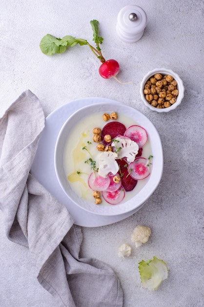 Purê de sopa de couve-flor decorada com rabanete