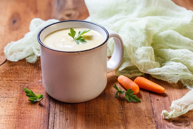 Purê de sopa de legumes em uma caneca