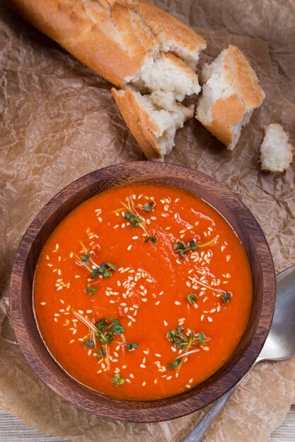 Purê de sopa de tomate em papel marrom picado