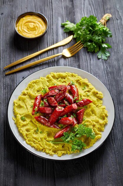 Puré de guisantes con chorizo frito