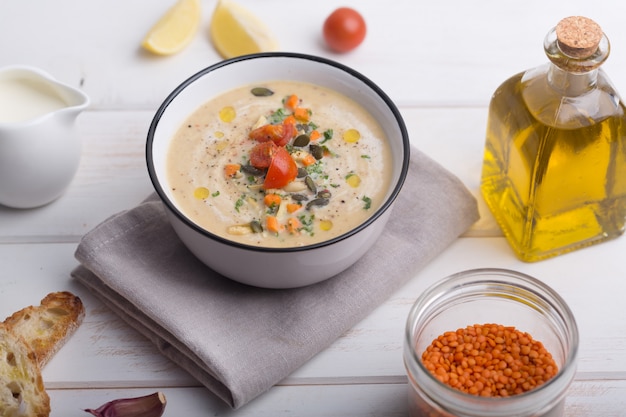 Puré de lentejas con tomate, pepino y nueces en un tazón