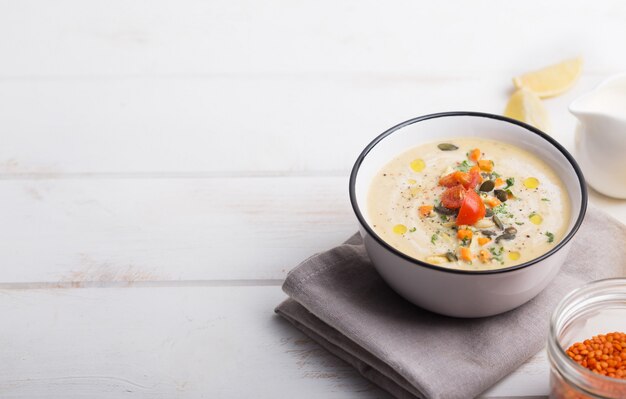 Puré de lentejas con tomate, pepino y nueces en un tazón