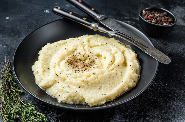 Puré de papa, puré de papa en un plato con hierbas