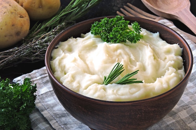 Puré de papas casero con hierbas aromáticas y sal marina.