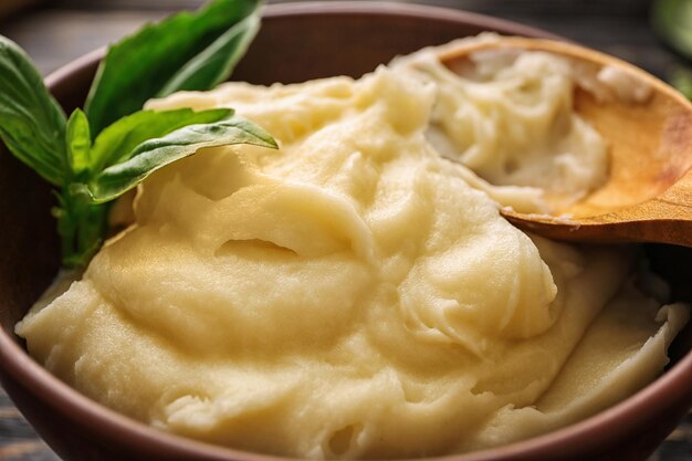 Puré de papas y una cuchara en un tazón de cerca