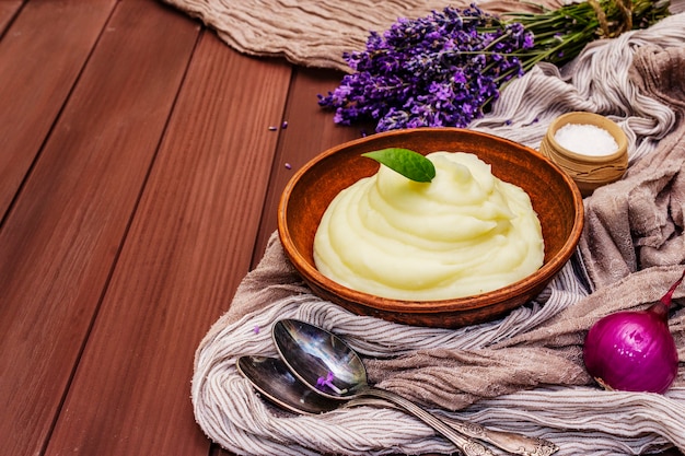 Puré de papas en un cuenco de barro