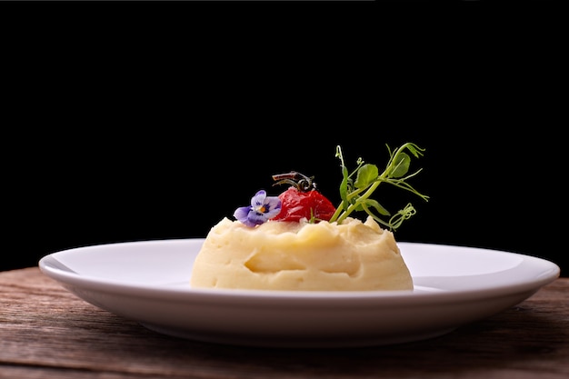 Puré de papas en un plato blanco