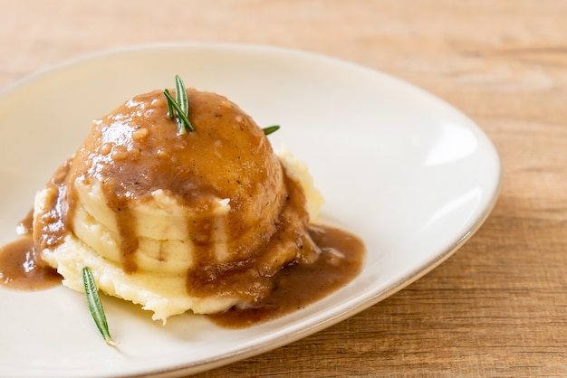 puré de papas con salsa gravy