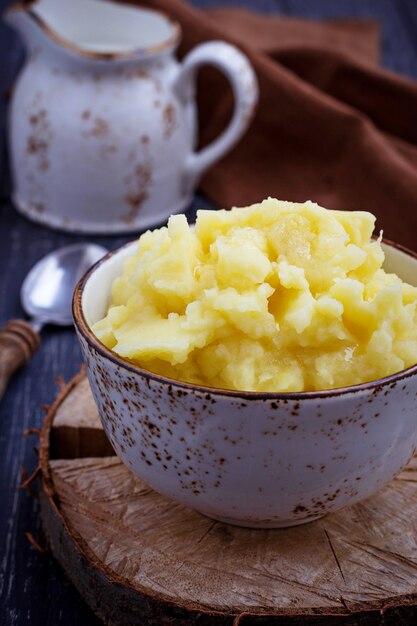 Puré de papas en un tazón. Enfoque selectivo