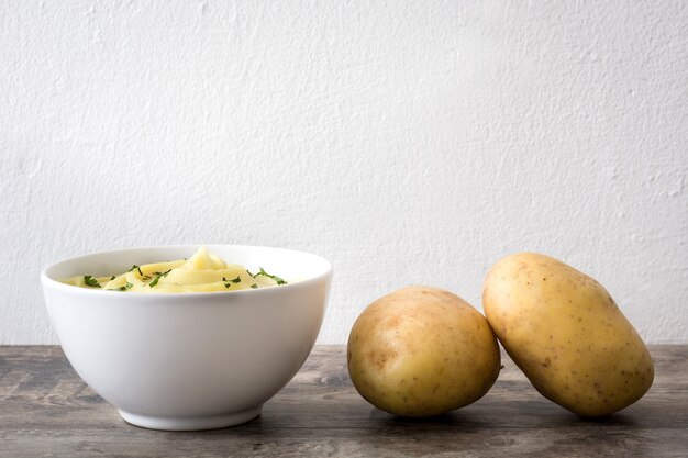 Puré de papas en un tazón de madera