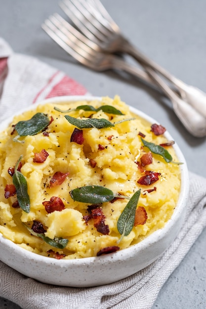 Puré de papas con tocino crujiente y salvia en un bol