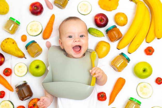 Purê para comida de bebê com legumes e frutas Nutrição de foco seletivo A primeira alimentação complementar da criança