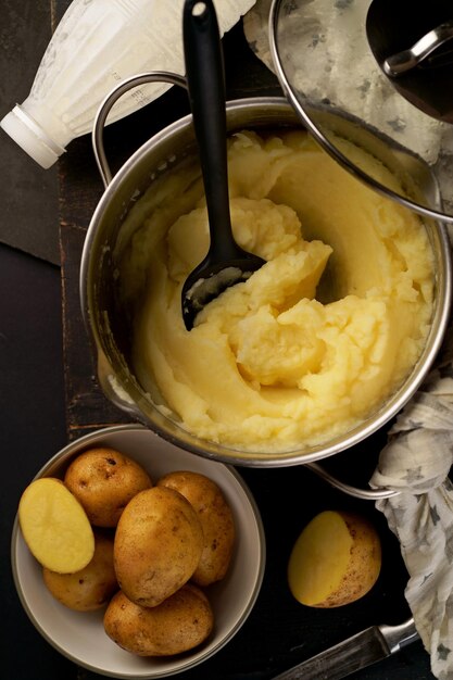 Foto puré de patatas frescas en una sartén