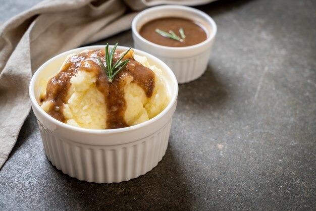 puré de patatas con salsa de salsa