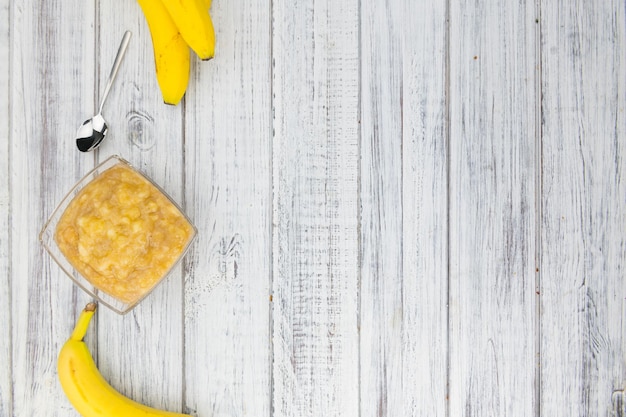 Puré de plátano sobre fondo de madera